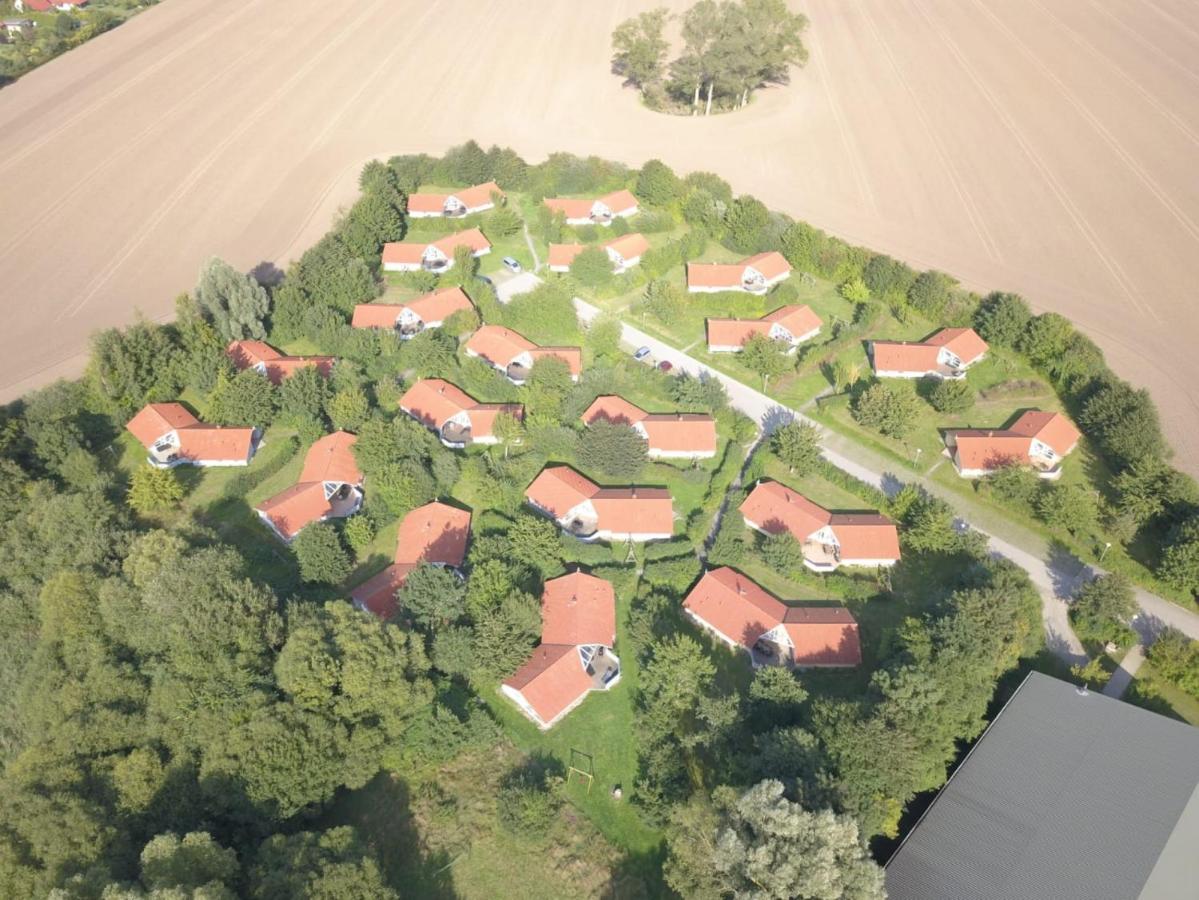 Kranich Ferienhaeuser Mit Innenpool Hohendorf  Bagian luar foto